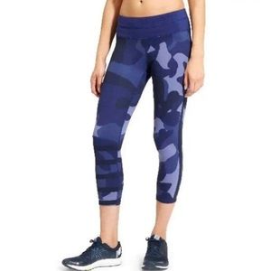 ATHLETA 347939 Blue Camo Sonar Capri Leggings Size L